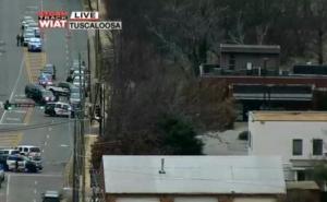 Naoružani drže nekoliko talaca dok pljačkaju banku