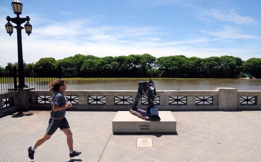 Od Messijeve statue u Buenos Airesu ostale noge i lopta