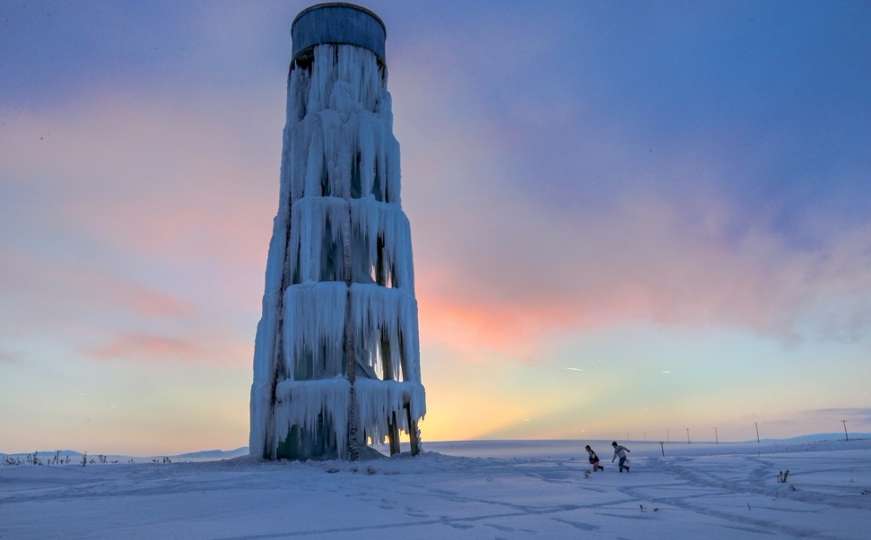 Ekstremno niske temperature rezervoar za vodu pretvorile u kulu od leda