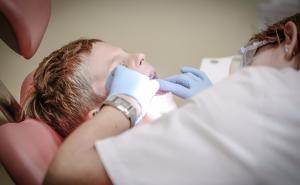 Osam savjeta kako pomoći djeci da prevladaju strah od stomatologa