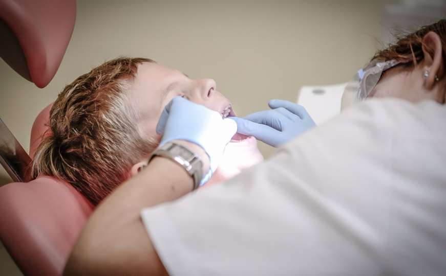 Osam savjeta kako pomoći djeci da prevladaju strah od stomatologa