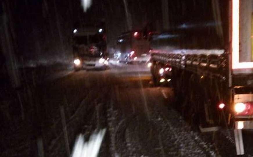Snijeg izazvao probleme: Obustavljen saobraćaj na putu M-17 kod Žepča