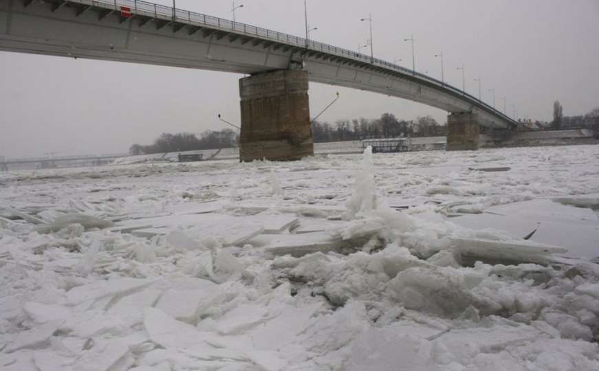 Opasno na Dunavu: Sante leda se pokrenule i nose sve pred sobom