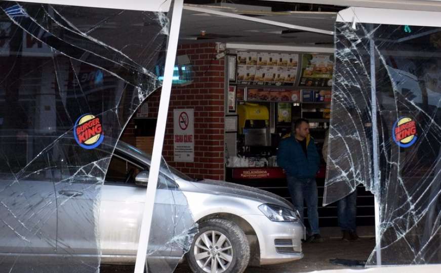 Nesvakidašnji prizor: Automobil "parkirala" u restoran