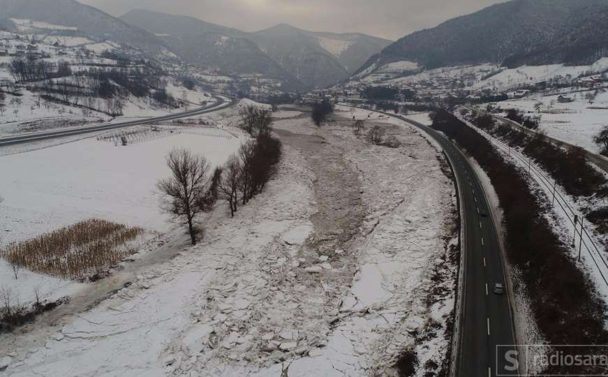 Prijeti li izlijevanje: Ledene sante skoro blokirale rijeku Bosnu u blizini Zenice