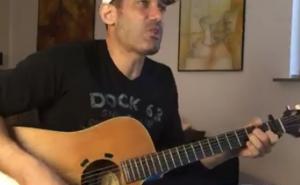 Pogledajte kako je muzičar koji ne zna naš jezik otpjevao pjesmu "Klinka"