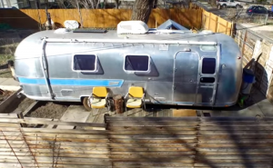 Osuđuju ga jer s kćerkom živi u kamp-prikolici, a ne znaju da je unutra RAJ