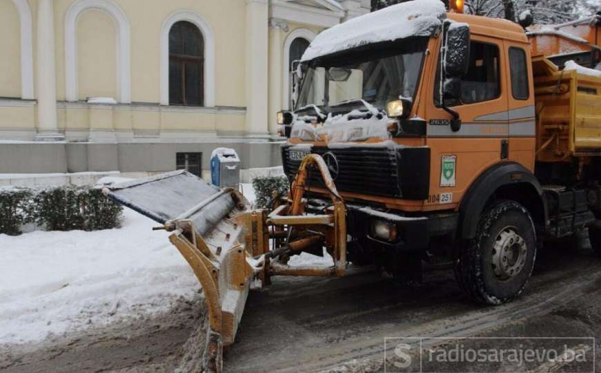 Snijeg na sarajevskim ulicama čisti 49 specijalnih vozila
