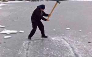 Izbušili rupu sjekirom u zaleđenom jezeru, skinuli se i uronili u ledenu vodu!