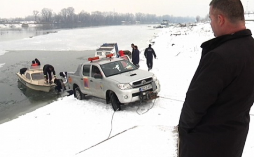 Čamci ostali zarobljeni: Razbijanje leda od jučer na rijeci Savi