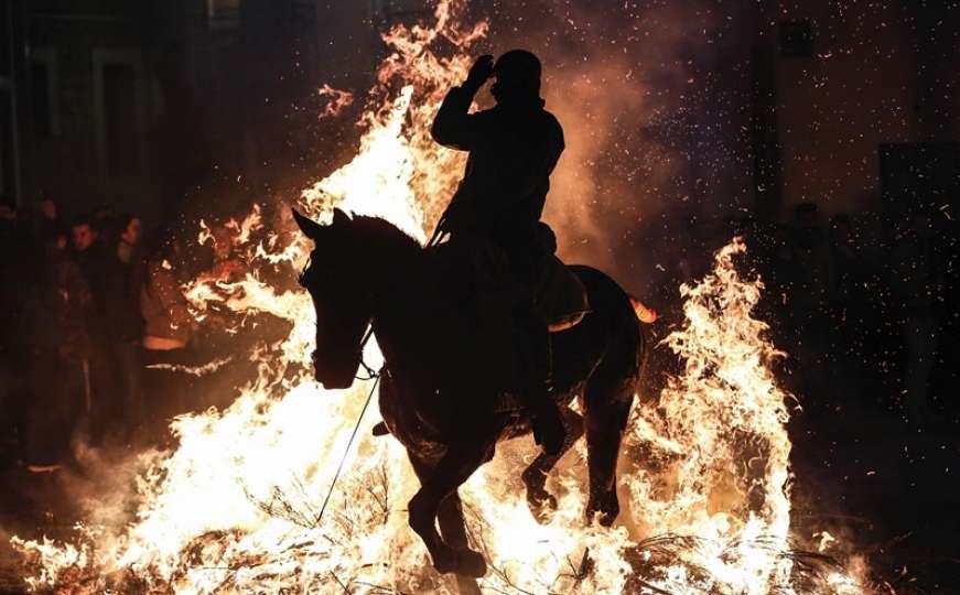Višestoljetni festival: Konji skokom kroz vatru ”čišćeni od grijeha”