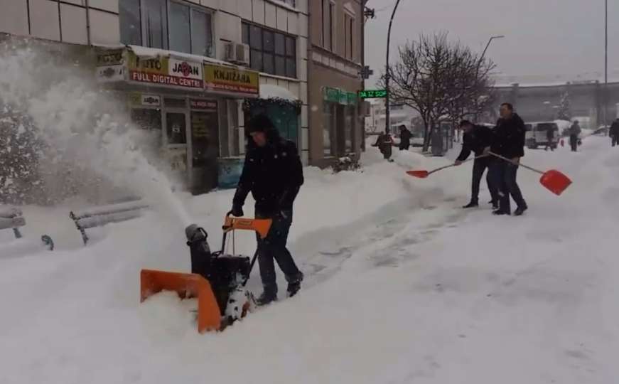 Načelnik za primjer: S građanima čisti snijeg s ulica