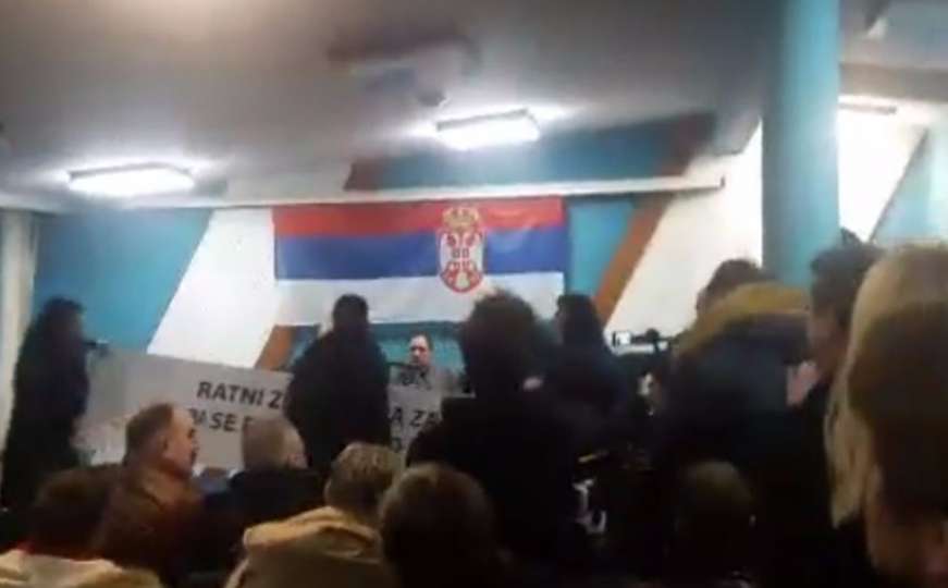 Srbija: Pristaše ratnog zločinca brutalno iscipelarile aktivistice YIHR-a