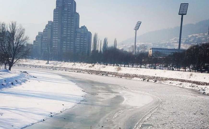 Taloži se led: Korito rijeke Bosne se zamrznulo