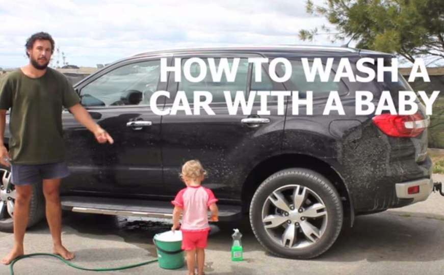 Životna lekcija: Kako oprati auto s bebom