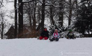 Sarajevo: Snijeg pršti pod nogama, a dječija graja odzvanja Velikim parkom