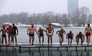 Skočio je u ledenu vodu po Časni krst: Ostao i bez njega, ali i bez gaćica!