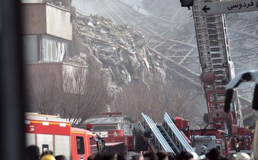 Horor uživo u Teheranu: Najmanje 20 vatrogasaca poginulo u rušenju zgrade