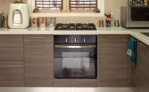 Znate za šta se ustvari koristi ona ladica na vašem šporetu?