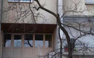 Mladić skočio sa 11. sprata zgrade: Preživio jer je pao na drvo