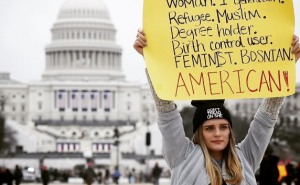 Fotografija obišla svijet: Poruka Bosanke na protestu protiv Trumpa