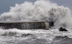 Oluja i valovi visoki 8 metara: Nema struje, stanovništvo se evakuira
