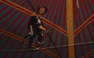 Ima 68 godina i već 50 godina balansira na konopcu u cirkusu