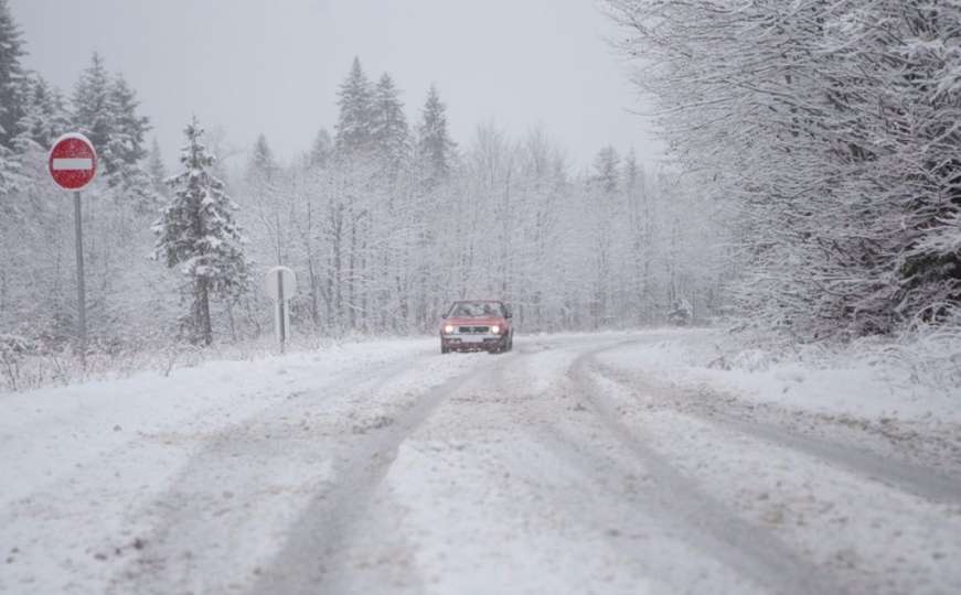 Vozači, oprez: Moguća poledica i ugažen snijeg na kolovozu
