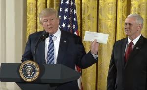 Trump pokazao pismo koje mu je ostavio Obama: A u njemu piše...