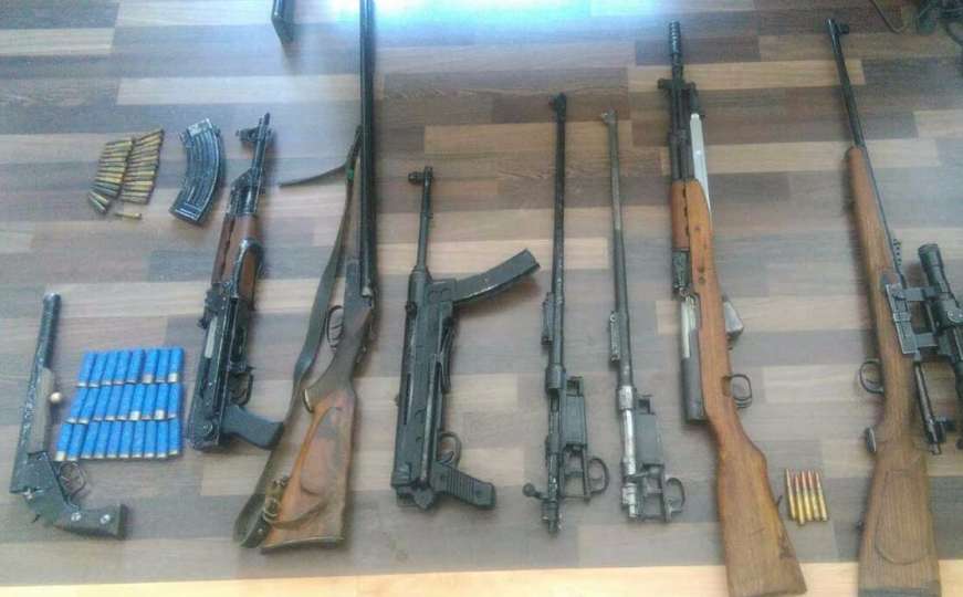 Policija u kući pronašla arsenal: Od "šmajsera" i kubure do "mauzerke"