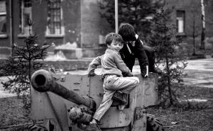 Njemački fotograf u Sarajevu pronašao dječaka: U ratu ga učio voziti bickl
