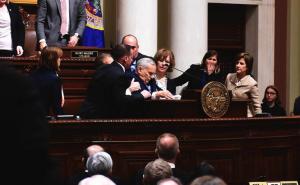 Guverneru Minnesote ponovo pozlilo, ovaj put za govornicom