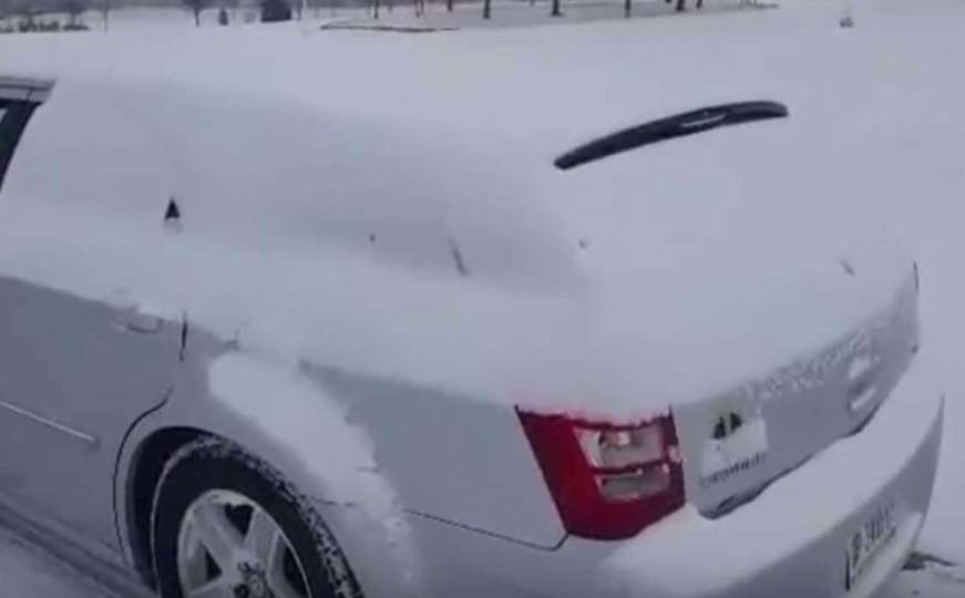 Njegov automobil se sam čisti od snijega