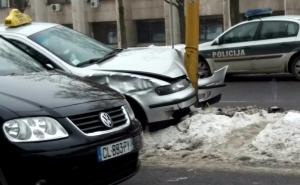 Taksijem udario u stub ulične rasvjete: Povrijeđen vozač
