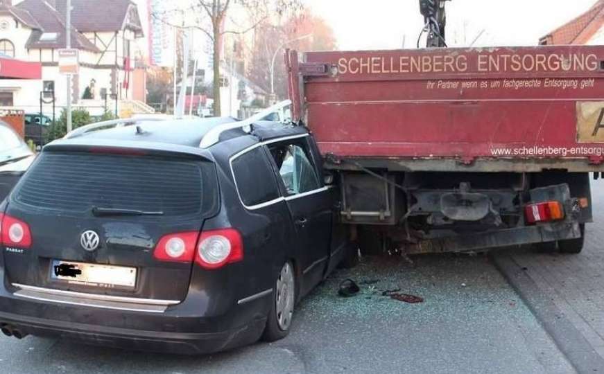 U direktnom sudaru kamiona i automobila poginuo vozač