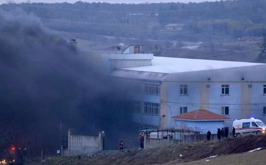 Eksplozija i požar: Gori fabrika plastike, ima povrijeđenih