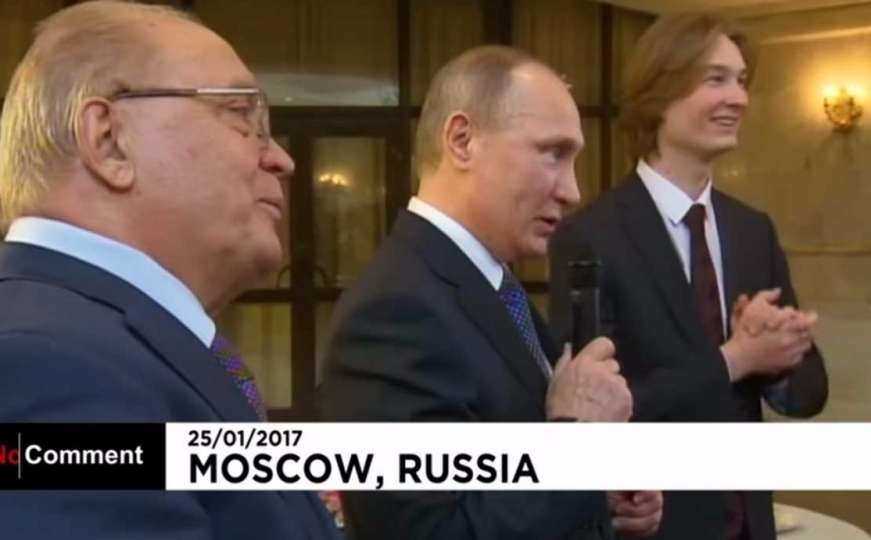 Putin uzeo mikrofon i zapjevao staru sovjetsku pjesmu sa studentima
