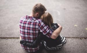 Ove stvari o vezi nikada ne biste smjeli postaviti na Facebooku