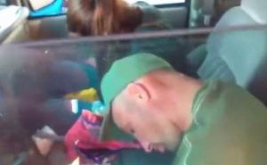 Par se predozirao: Onesvijestili se u autu, a dvije bebe na zadnjem sjedištu