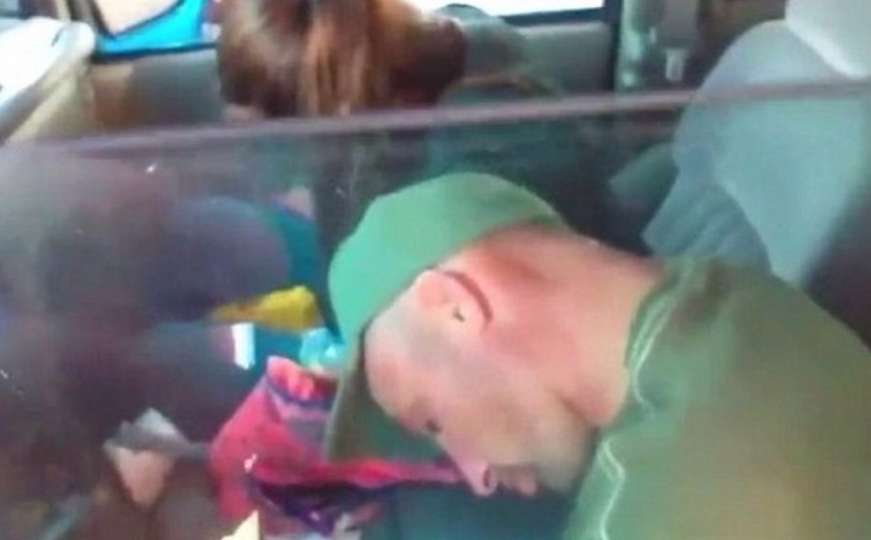 Par se predozirao: Onesvijestili se u autu, a dvije bebe na zadnjem sjedištu