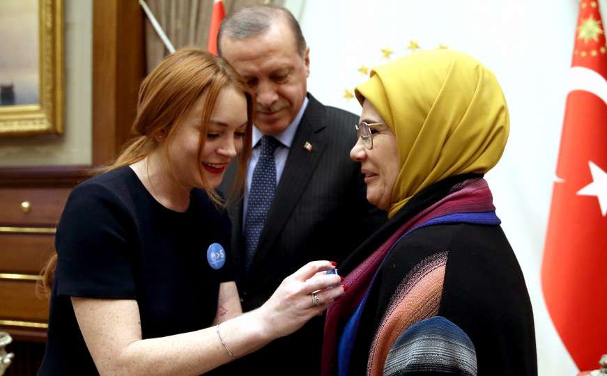 Glumica Lohan kod Erdogana: Poklonila mu bedž "Svijet je veći od pet"