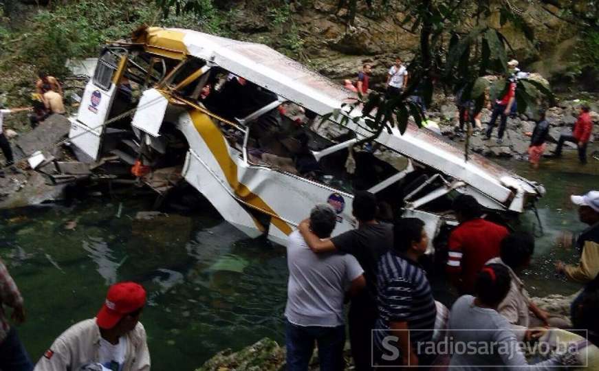 Kamion sa svatovima sletio s mosta u rijeku, 45 mrtvih