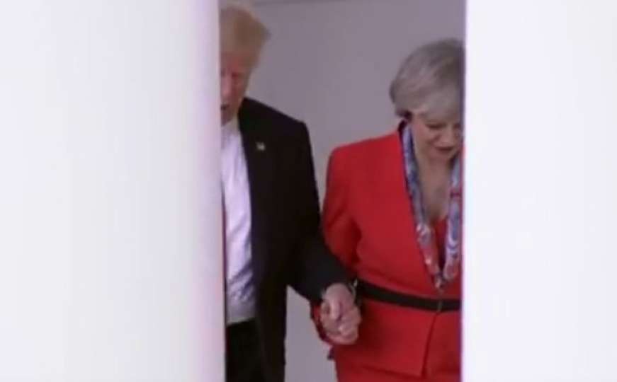 Bizarno: Zašto se Donald Trump držao za ruke s britanskom premijerkom