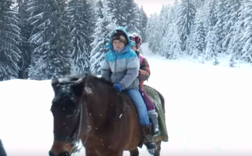 Brat i sestra na konju svaki dan 16 kilometara prelaze do škole