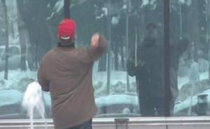 "Dodik treba biti u zatvoru": Bivši policajac bacio jaja na zgradu Vlade RS-a