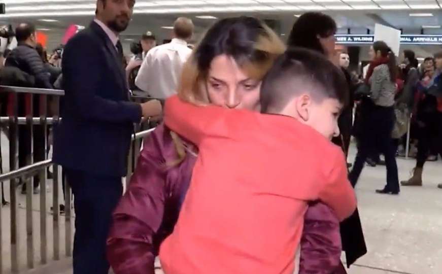 SAD: Policija na aerodromu stavila lisice petogodišnjem djetetu