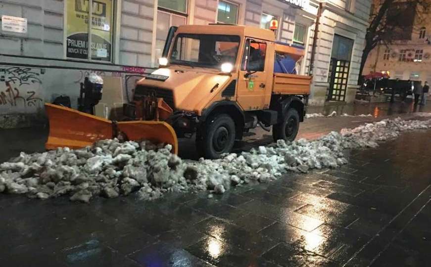 KJKP Rad počeo s uklanjanjem snijega i leda sa sarajevskih šetnica