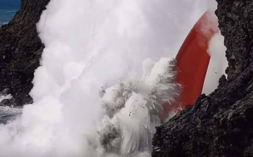 Strah ili oduševljenje: 'Vodopad' od lave uzburkao Tihi okean