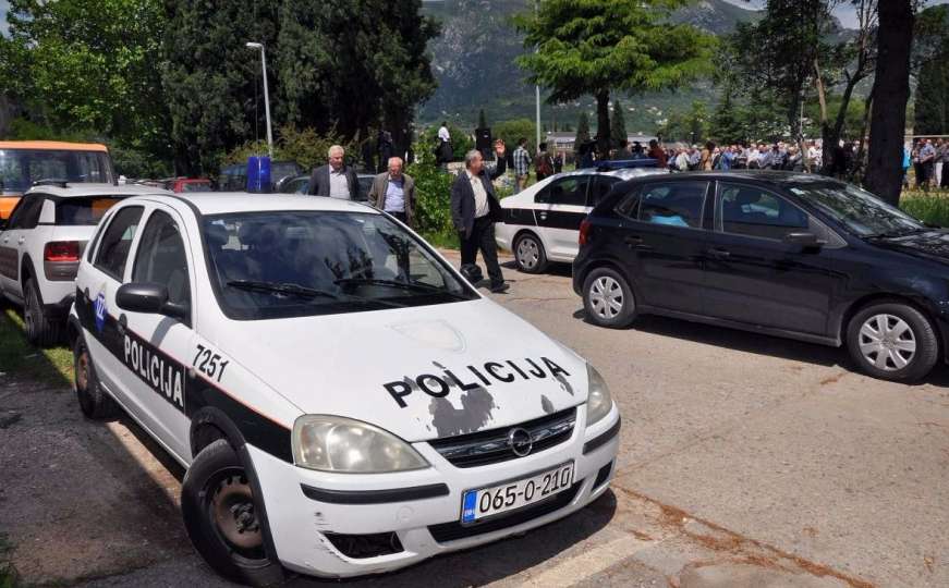 Maskirane osobe upale na teren i prekinule utakmicu Veleža i Slobode