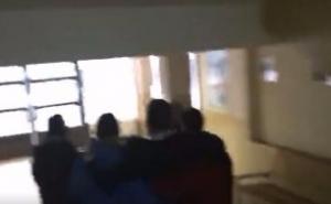 Pernar "izbačen" iz tuzlanske škole: Učenici ga doslovno iznijeli vani